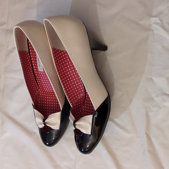 B.A.I.T. VEGAN VINTAGE STLYE PUMPS - Picture 5 of 12